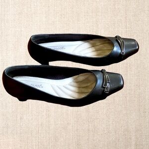 Easy Street black shoes decorative silver buckle size 6.5 Venture two inch heel